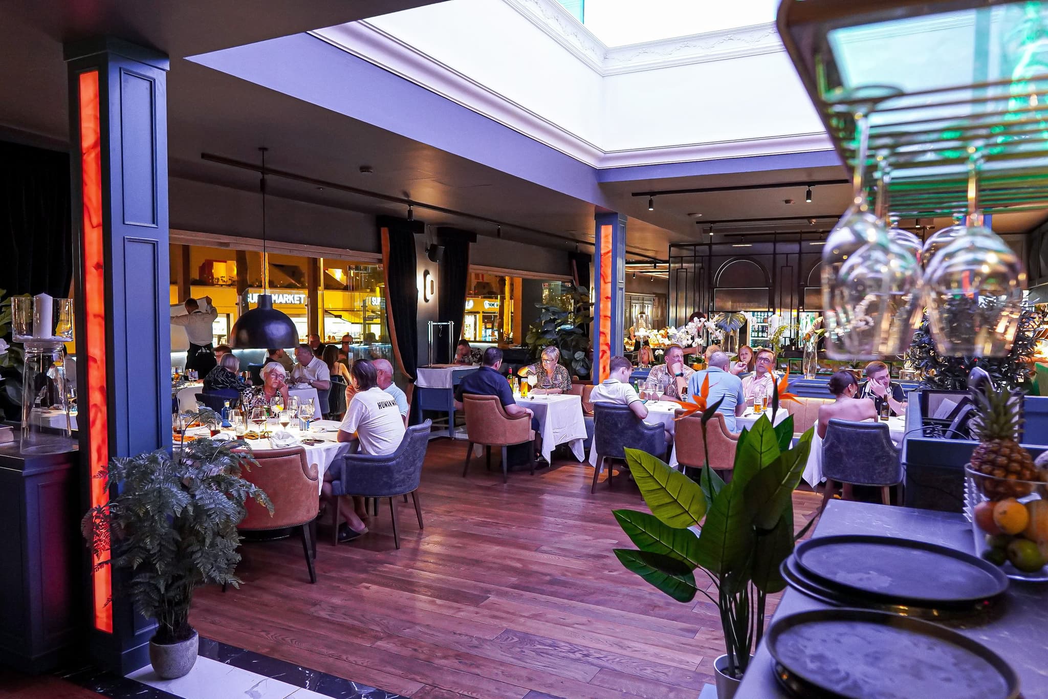 The Bank Steakhouse — ambiente nocturno del comedor