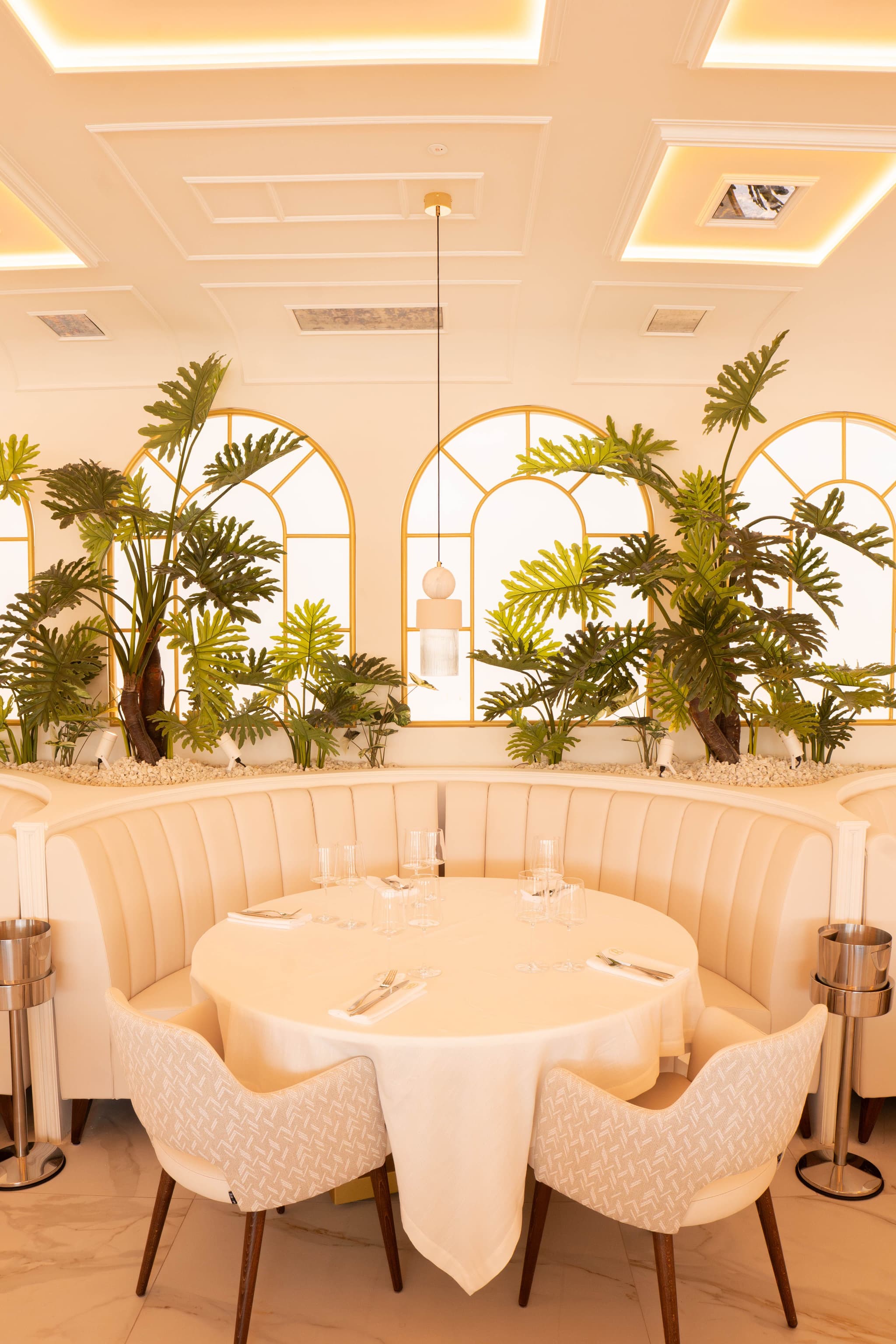 Bianco — comedor interior con mobiliario contract
