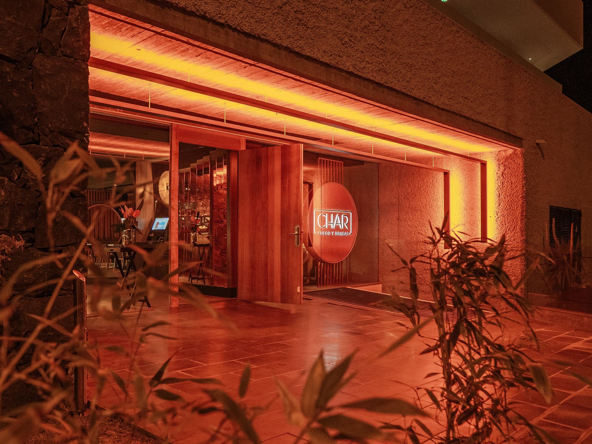 Char Fuego y Brasas — ambiente de servicio nocturno